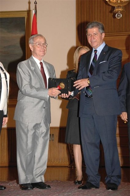 Firuz Kanatlı, TBMM Üstün Hizmet Ödülü'nü dönemin TBMM Başkanı Köksal Toptan'ın elinden aldı. (2009)