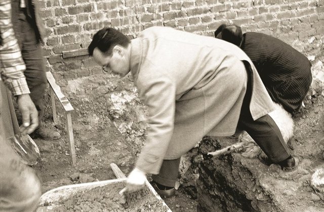 Firuz Kanatlı, Eti'nin ilk üretim tesisinin temellerini atıyor. (1961)