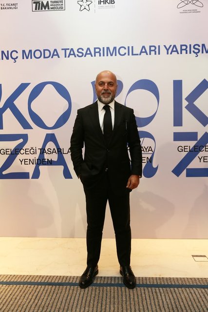 İPEKYOL YÖNETİM KURULU ÜYESİ NEJDET AYAYDIN GECEYE KATILARAK GENÇ TASARIMCILARA DESTEK OLDU.