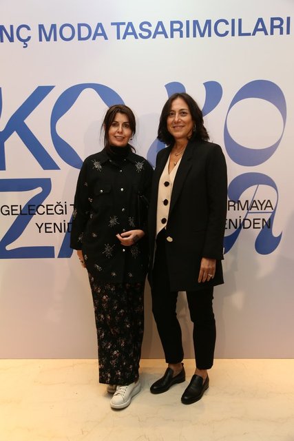MODACI GÜL AĞIŞ VE MEHTAP ELAİDİ KOZA GENÇ MODA TASARIMLARI YARIŞMASI GECESİNDE BİRLİKTE YER ALDILAR.