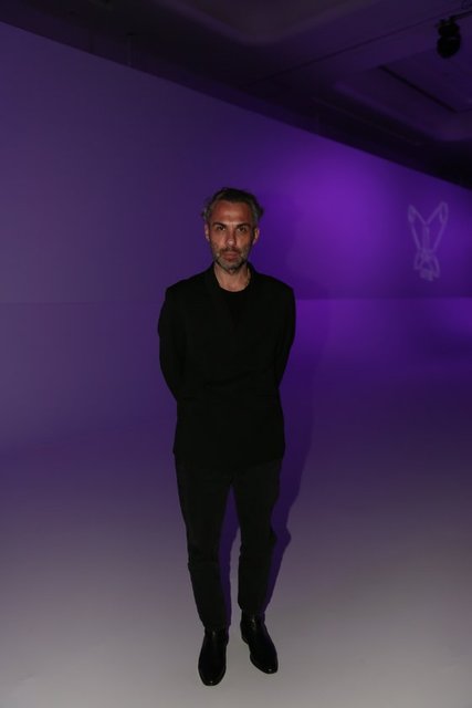 MODA TASARIMCISI ÖZGÜR MASUR GENÇ YETENEKLERİN TASARIMLARINI İNCELEDİ.