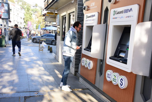 İŞLERİNİ HALLETMEK İÇİN BEBEK'E GELEN RALF TEZMAN, ATM'DEN PARA ÇEKTİKTEN SONRA BEBEK'TEN AYRILDI.