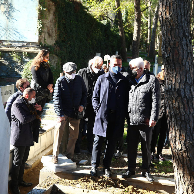 İŞ İNSANI ALİ KOÇ, FENERBAHÇE SPOR KULÜBÜ'NÜN ESKİ BAŞKANLARINDAN EMİN CANKURTARAN'IN OĞLU CÜNEYT CANKURTARAN'IN CENAZE TÖRENİNE KATILDI.