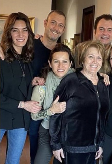 ALİCAN ULUSOY KIZ ARKADAŞI HANDE SUBAŞI İLE BİRLİKTE ANNESİ TÜLAY ULUSOY'UN DOĞUM GÜNÜNÜ KUTLADI.