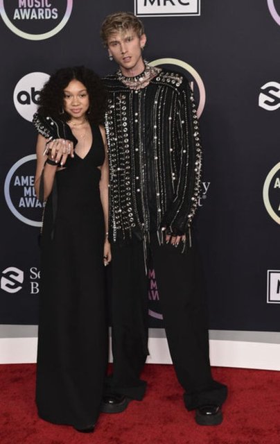 MACHINE GUN KELLY, GECEYE KIZI CAISE COLSON BAKER İLE KATILDI.