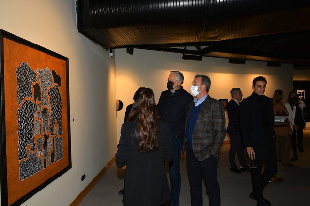 İŞ İNSANI HAMDİ AKIN, AÇILIŞI GERÇEKLEŞTİRİLEN LOFT ART'DA EROL TABANCA İLE SANAT ESERLERİNİ İNCELEDİ.