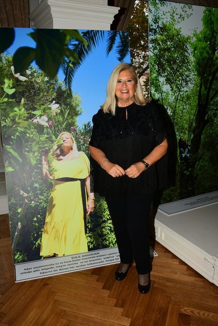 BAŞARIM SENSİN DERNEĞİ BAŞKANI ŞULE ARGÜDER 'AĞAÇLAR TOPRAĞIN GÖĞE YAZDIĞI ŞİİRLERDİR' İSİMLİ FOTOĞRAF SERGİSİNE DERNEĞİ ADINA EV SAHİPLİĞİ YAPTI.