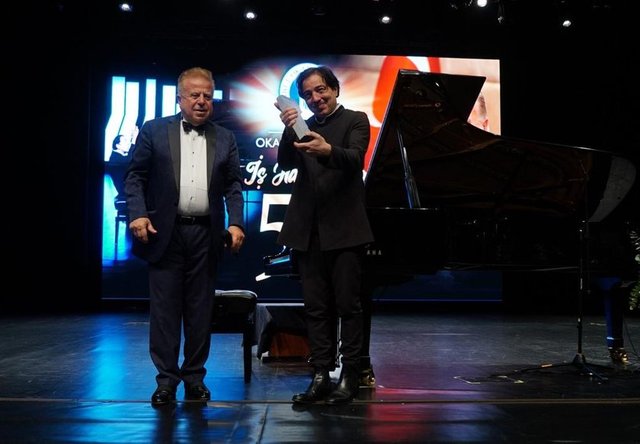 BEKİR OKAN ÜNLÜ PİYANİST FAZIL SAY'A GECEDEKİ ÖZEL PERFORMANSINDAN DOLAYI TEŞEKKÜR PLAKETİ VERDİ.