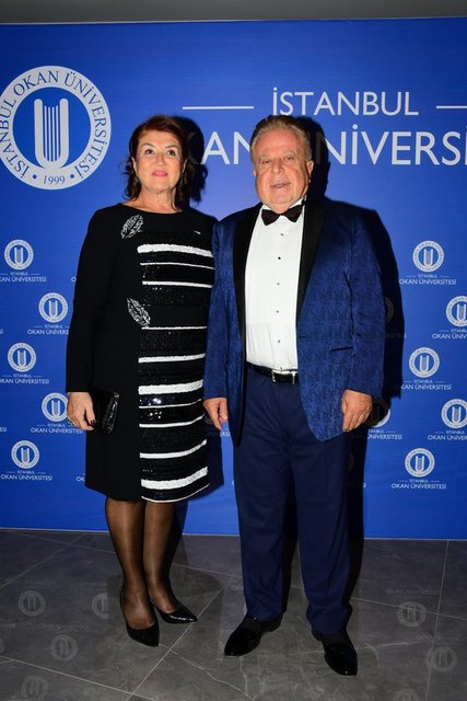 BEKİR OKAN VE EŞİ MERAL OKAN GECEYE GELENLERE TEŞEKKÜRLERİNİ İLETTİ.