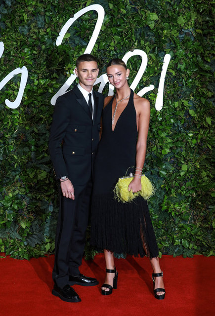 ROMEO BECKHAM GECEYE KIZ ARKADAŞI MIA REGAN İLE BİRLİKTE KATILDI.