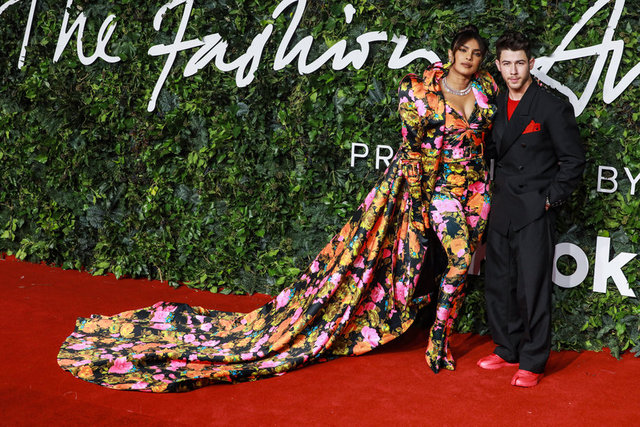 PRIYANKA CHOPRA VE EŞİ NICK JONAS ÖDÜL TÖRENİNDE UYUMLARIYLA DİKKAT ÇEKTİ. 