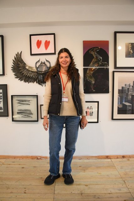 ZEYNEP ÜSTÜNEL SANAT DOLU ETKİNLİĞE GELEREK TOPLUM GÖNÜLLÜLERİNE DESTEK OLDU.