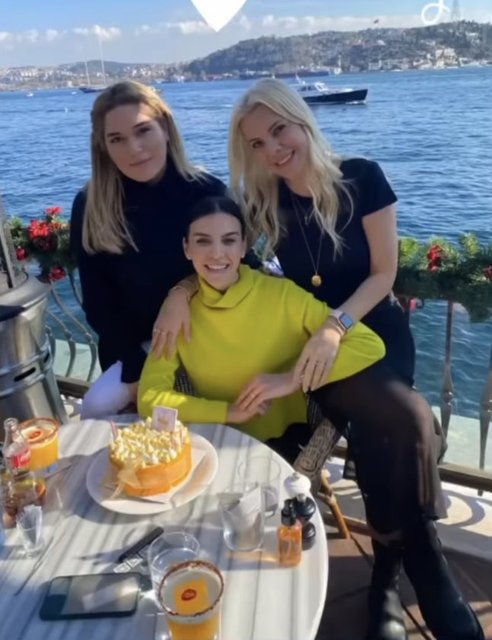 NESLİŞAH ALKOÇLAR DÜZYATAN, YENİ YAŞINI YAKIN DOSTLARI İPEK TOPLUSOY VE NERGİS PEKUYSAL'IN YAPTIĞI SÜRPRİZLE KUTLADI.