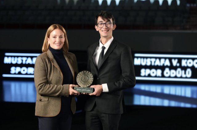 İŞ İNSANI MUSTAFA V. KOÇ'UN EŞİ, KOÇ HOLDİNG YÖNETİM KURULU ÜYESİ VE MUSTAFA V. KOÇ SPOR ÖDÜLÜ JÜRİ BAŞKANI CAROLINE KOÇ, MİLLİ OKÇUMUZ METE GAZOZ'A ÖDÜLÜNÜ TAKDİM ETTİ. -  