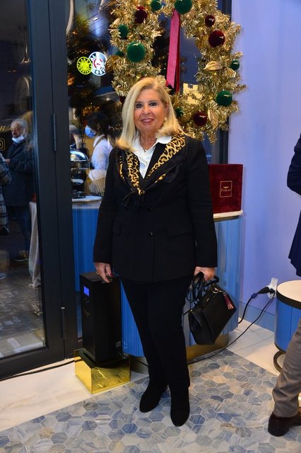 BAŞARIM SENSİN DERNEĞİ BAŞKANI ŞULE ARGÜDER, ETKİNLİKTE KOKULARI İNCELEDİ.