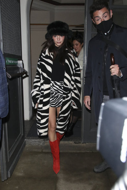 GÜZEL TOP MODEL EMILY RATAJKOWSKI, BİR MEKANDAN AYRILIRKEN ZEBRA DESENLİ MONT VE ETEĞİYLE DİKKAT ÇEKTİ.
