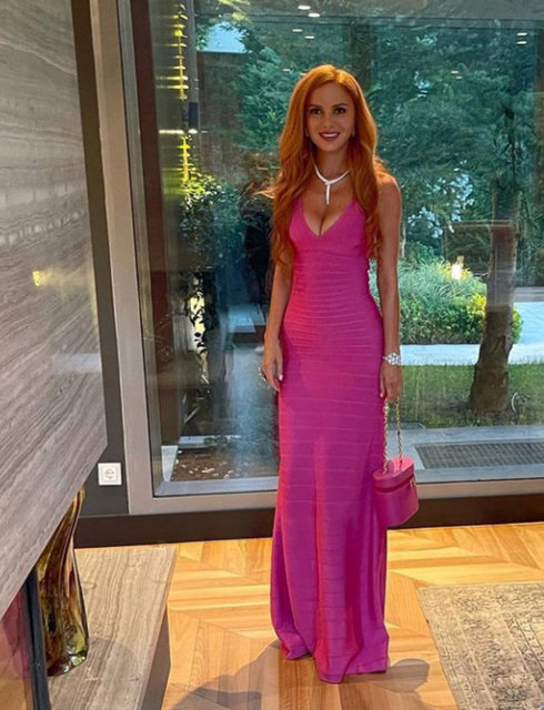 ETEL BALER FUŞYA ELBİSESİYLE DAVETTE DİKKAT ÇEKTİ.