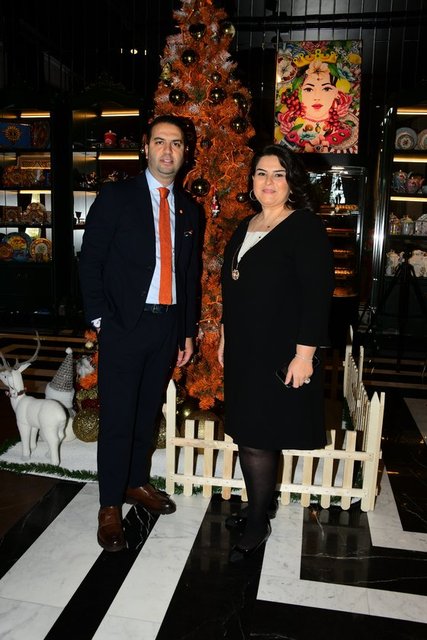 ETKİNLİĞE EV SAHİPLİĞİ YAPAN İBRAHİM GÜLER VE ALALUXA KURUCUSU AYŞEGÜL TUNCER, MİSAFİRLERLE BİRLİKTE İLGİLENDİ.