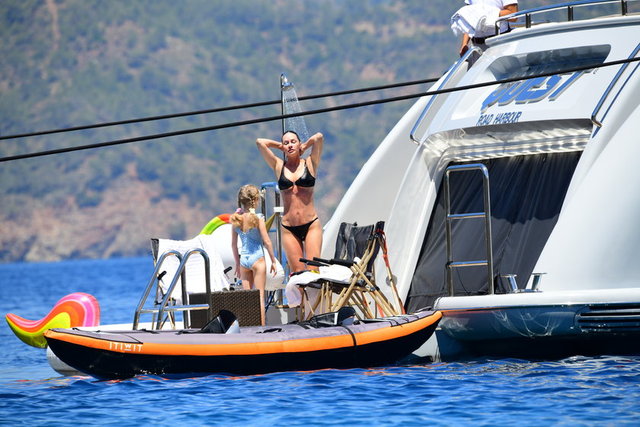 YASEMİN ÖZİLHAN, GÖCEK'TE DEMİRLİ TEKNELERİNDE KIZI İLE OBJEKTİFLERE YANSIDI.