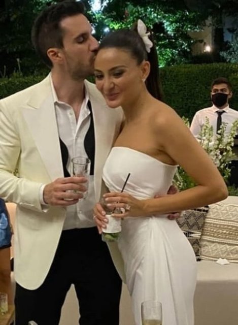 HAKAN VE BANU ÇARMIKLI ÇİFTİNİN KIZLARI YASEMİN ÇARMIKLI 7 EYLÜL'DE MURATHAN KURT İLE DÜNYAEVİNE GİRDİ.