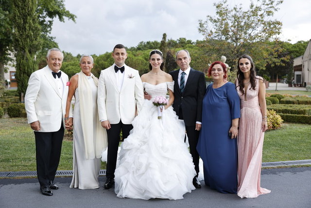 BİRLİKTELİKLERİNİ NİKAH MASASINA TAŞIYAN ADİLCAN BENARDETE VE SEDA ÇAMLICA ÇİFTİNİN DÜĞÜN TÖRENİNE İŞ, SİYASET VE CEMİYET HAYATINDAN BİRÇOK İSİM KATILDI.