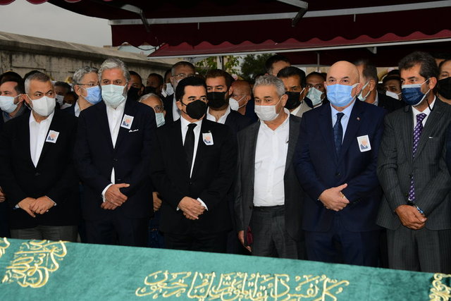 DENİZBANK GENEL MÜDÜRÜ HAKAN ATEŞ BABASI HÜSAMETTİN MEHMET ATEŞ'İN CENAZE TÖRENİNDE TAZİYELERİ KABUL ETTİ.