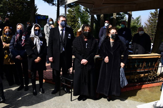 ANADOLU OTOMOTİV'İN KURUCUSU 79 YAŞINDAKİ TAYLAN BİLGEL, ZİNCİRLİKUYU CAMİİ'NDE KILINAN CENAZE NAMAZINDAN SONRA TOPRAĞA VERİLDİ.