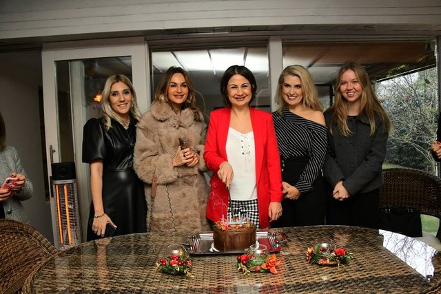 ÖZEL ETKİNLİKTE PROF. DR. BERRİN PEHLİVAN'IN YENİ YAŞIDA KONUKLARLA BİRLİKTE KUTLANDI.