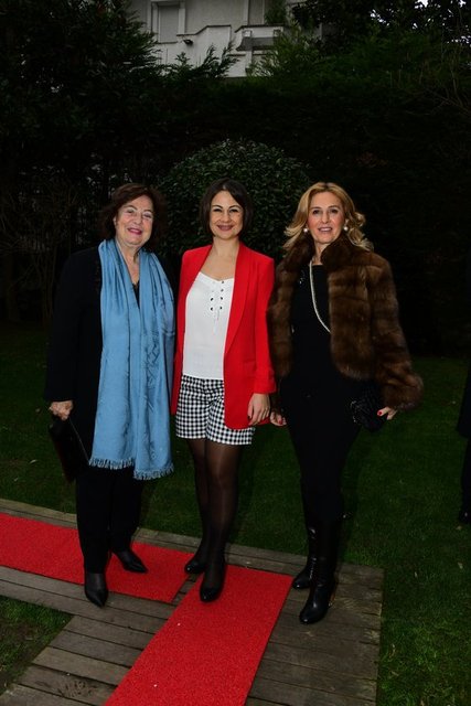 MONİK İPEKEL VE NEŞE GÖNÜL PROF. DR. BERRİN PEHLİVAN'IN YENİ YIL DAVETİNDE BİR ARAYA GELDİ.