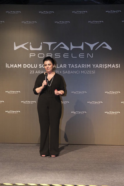 KÜTAHYA PORSELEN YÖNETİM KURULU BAŞKANI SEMA GÜRAL SÜRMELİ'DE TASARIMLARIN YARIŞTIĞI TÖRENDE KONUŞMA YAPARAK ÖDÜLLERİ SAHİPLERİYLE BULUŞTURDU.
