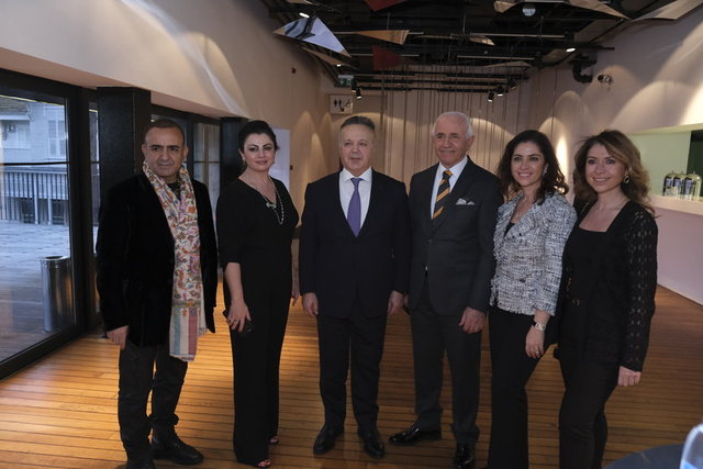 RESSAM İSMAİL ACAR, KÜTAHYA PORSELEN YÖNETİM KURULU BAŞKANI SEMA GÜRAL SÜRMELİ, TÜRKİYE İHRACATÇILAR MECLİSİ BAŞKANI İSMAİL GÜLLE, NG KURUCU BAŞKANI NAFİ GÜRAL, KÜTAHYA PORSELEN YÖNETİM KURULU ÜYESİ HEDİYE GÜRAL, GÜLDEN GÜRAL SOFRA TASARIM YARIŞMASINDA BİR ARAYA GELDİ.