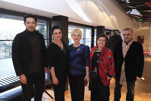 KÜTAHYA PORSELEN YÖNETİM KURULU BAŞKANI SEMA GÜRAL SÜRMELİ, GÜLSÜM GÜRAL VE RESSAM İSMAİL ACAR