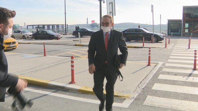 İŞ İNSANI KEMAL GÜLMAN, SEVGİLİSİ EDA CİDELİ İLE BİRLİKTE İSTANBUL HAVALİMANI'NDA OBJEKTİFLERE YANSIDI.