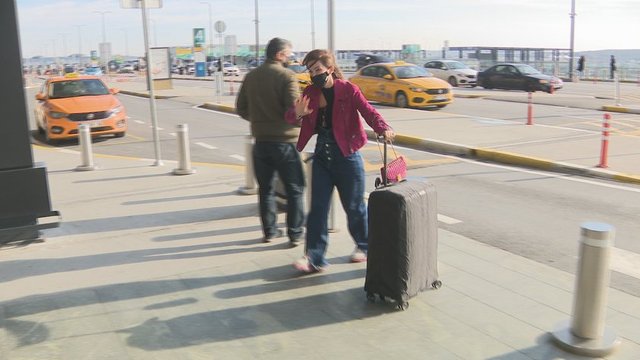 AVUKAT EDA CİDELİ İSE KEMAL GÜLMAN'DAN AYRILARAK HAVALİMANINA GİRDİ.