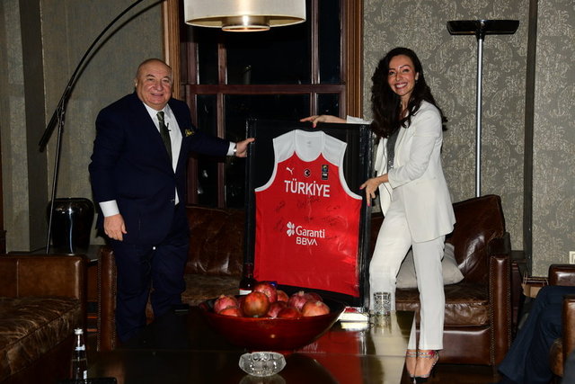 SANİ ŞENER'E YILIN ONUR ÖDÜLÜ PATRONLAR OKULU KURUCUSU SİBEL KAYA TARAFINDAN VERİLDİ.