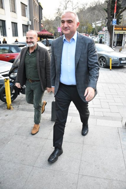 KÜLTÜR VE TURİZM BAKANI MEHMET NURİ ERSOY, KENDİNİ GÖRÜNTÜLEYEN MUHABİRLERE SELAM VEREREK BEBEK'TEN AYRILDI.