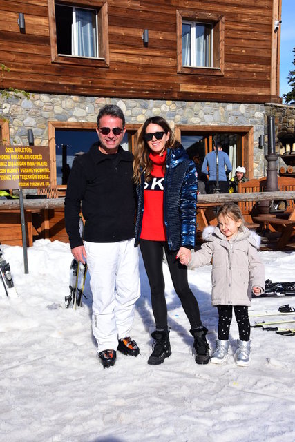 VOLKAN-SANEM BÜYÜKHANLI ÇİFTİ DOSTLARIYLA ULUDAĞ'DA BİR ARAYA GELDİ.