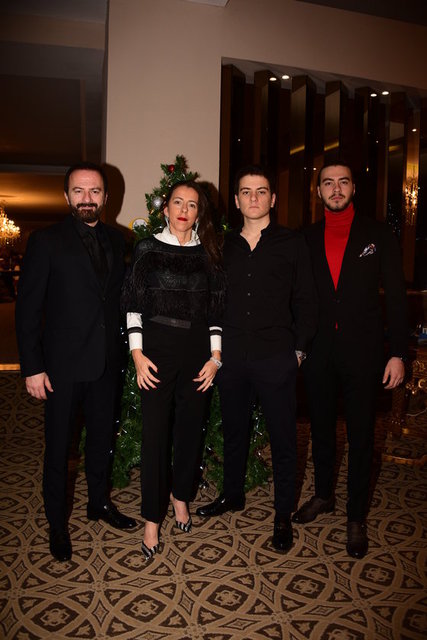 OZAN VE BAHAR ŞER ÇİFTİ YENİ YILI AİLECE KUTLADI.