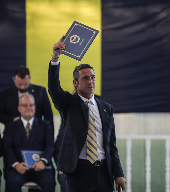  İŞ İNSANI ALİ KOÇ, KOÇ HOLDİNG BİLGİ GRUBU BAŞKANLIĞI VE FENERBAHÇE KULÜBÜ BAŞKANLIĞI GÖREVİNİ YÜRÜTÜYOR.
