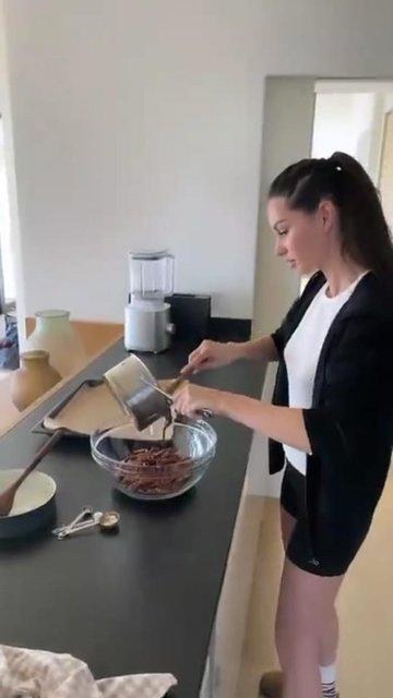 YASEMİN ÖZİLHAN, TAKİPÇİLERİNE ATIŞTIRMALIK TARİFİ VERDİ.