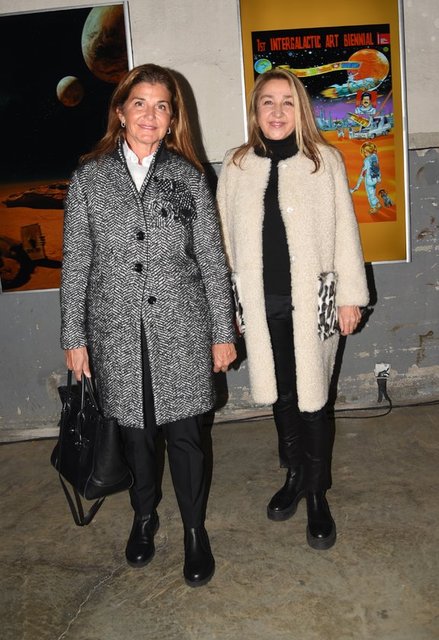 İSTANBUL MODERN YÖNETİM KURULU BAŞKANI OYA ECZACIBAŞI, ESRA EKMEKÇİ İLE BİRLİKTE SERGİYE GELDİ.