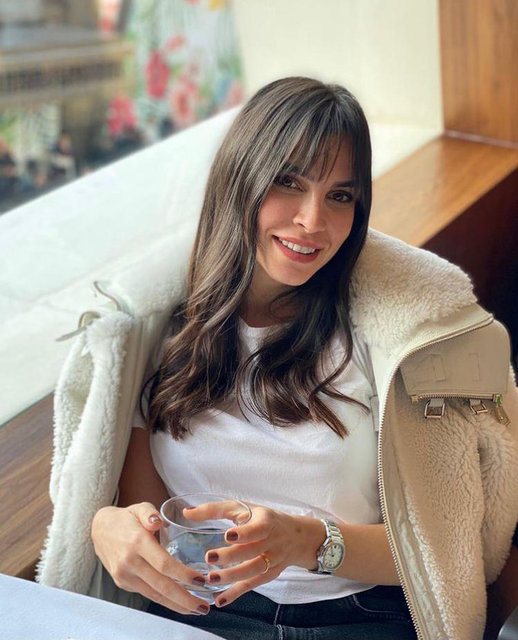 NESLİŞAH ALKOÇLAR DÜZYATAN YENİ İMAJINI TAKİPÇİLERİNİN BEĞENİSİNE SUNDU.
