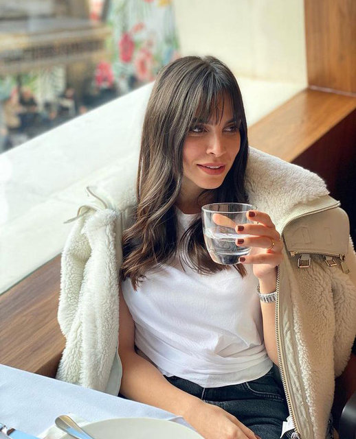NESLİŞAH ALKOÇLAR DÜZYATAN YENİ SAÇ TARZIYLA ÇOK BEĞENİLDİ. 