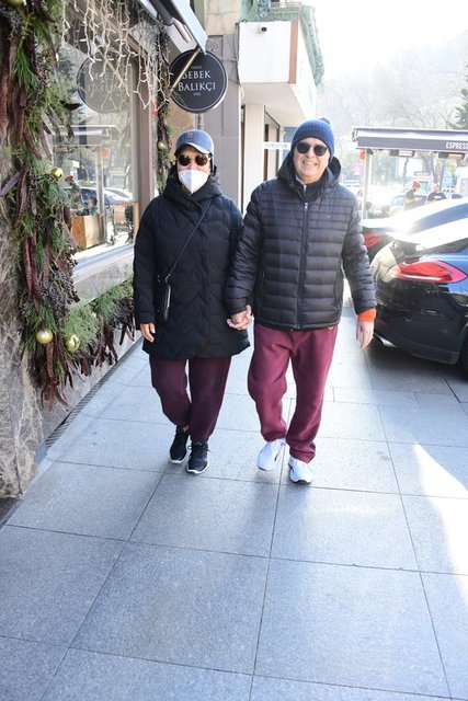 HÜSNÜ VE ASUMAN GÜRELİ ÇİFTİ BEBEK'TE BİRLİKTE YÜRÜYÜŞ YAPTI.