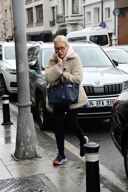 REZZAN HANIM CADDEDE UZUN SÜRE TELEFONLA KONUŞARAK DOLAŞTI.