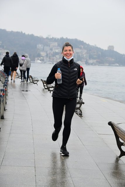 FORMUNU SAĞLIKLI BESLENME VE SPORA BORÇLU OLAN ZEYNEP HANIM BOĞAZ'DA KOŞTU.