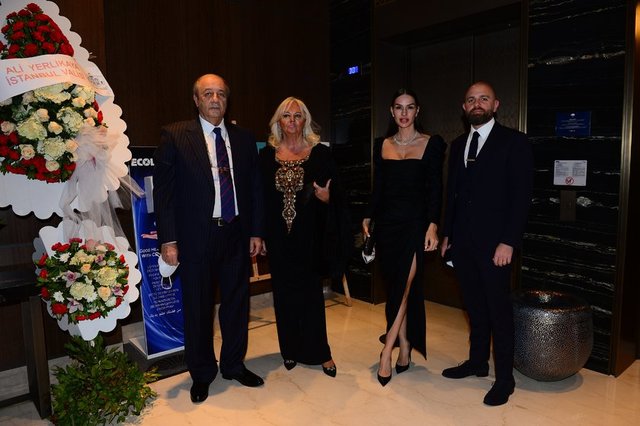 ANADOLU GRUBU YÖNETİM KURULU BAŞKANI TUNCAY ÖZİLHAN EŞİ EMİNE ÖZİLHAN VE OĞLU İZZET ÖZİLHAN İLE YASEMİN ÖZİLHAN YAKIN DOSTLARININ MUTLU GÜNLERİNE TANIKLIK ETTİLER.