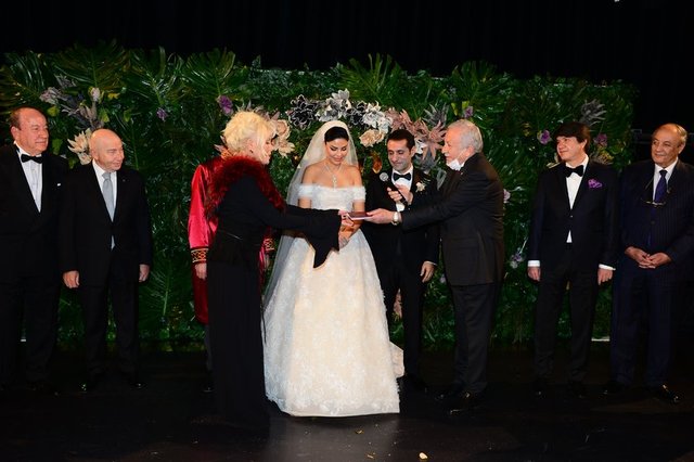 BAYRAM YILDIZ 'IN DAMATLIĞI VAKKO İMZASI TAŞIRKEN, TUĞÇE KARA'NIN GELİNLİĞİ İSE DÜNYACA ÜNLÜ MODACI ELİE SAAB'IN TASARIMI.
