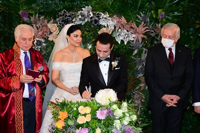 BAYRAM YILDIZ VE TUĞÇE KARA ÇİFTİNİN NİKAH ŞAHİTLİĞİNİ TÜRKİYE BÜYÜK MİLLET MECLİSİ BAŞKANVEKİLİ CELAL ADAN, TFF BAŞKANI NİHAT ÖZDEMİR, ANADOLU GRUBU YÖNETİM KURULU BAŞKANI TUNCAY ÖZİLHAN, AHMET AKTÜRK, İŞ İNSANI YÜKSEL MERMER YAPTI.