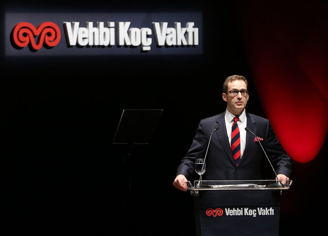 KOÇ HOLDİNG YÖNETİM KURULU BAŞKANI ÖMER KOÇ İSTANBUL'DA TOPLU TAŞIMA ARACINDA GEZMESİYLE ÜNLENEN BOJİ İSİMLİ KÖPEĞİ SAHİPLENDİ.